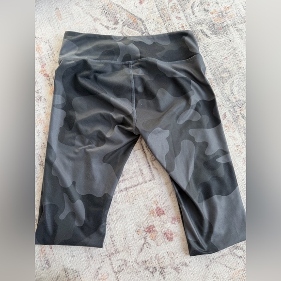 ALO Yoga Black Camouflage Leggings 28” - Picture 2 of 3